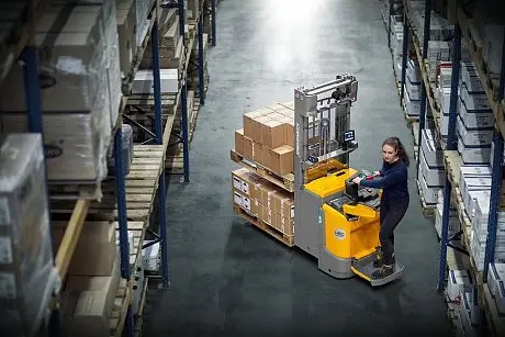 Штабелер электрический самоходный Jungheinrich ERC 216 ZT, 4000 мм с откидной площадкой оператора картинка