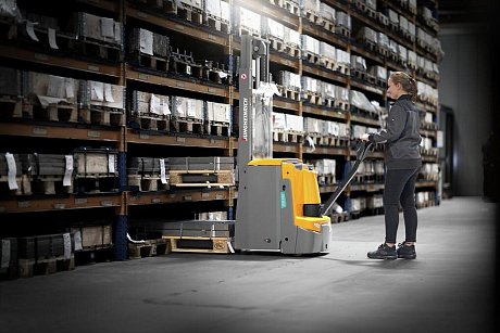 Штабелер электрический самоходный Jungheinrich EJD 222 DT, 2050 мм с консолью управления и опорными лапами картинка