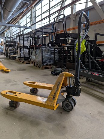  Низкопрофильная гидравлическая тележка (рохля) Jungheinrich AM 15L C-BN, 1500 кг, 795х520 мм, с резиновыми колесами картинка