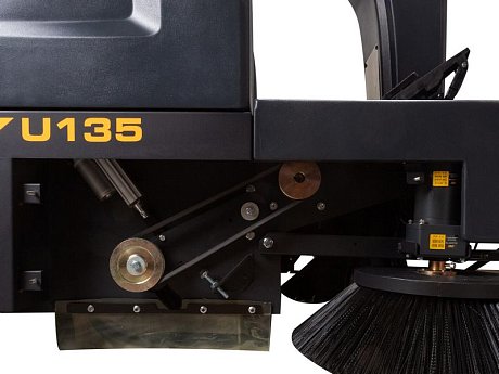 Аккумуляторная подметальная машина с местом оператора Chancee U135 с АКБ (90 а/ч С5) картинка