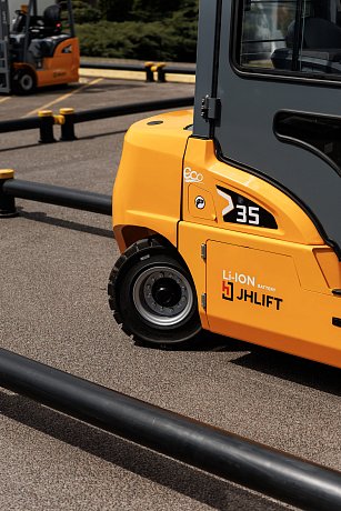 Четырехопорный электрический погрузчик JHLIFT CPD 15-38 ХE, 2500-7000 мм, с интегрированной Li-Ion батареей   картинка