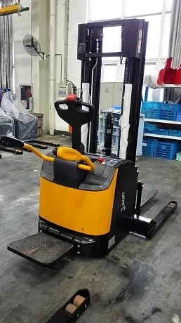 Штабелер электрический самоходный JHLIFT CTD 20 S premium, 6000 мм, с увеличенным расстоянием между опорными консолями и платформой оператора, АКБ Li-Ion  картинка