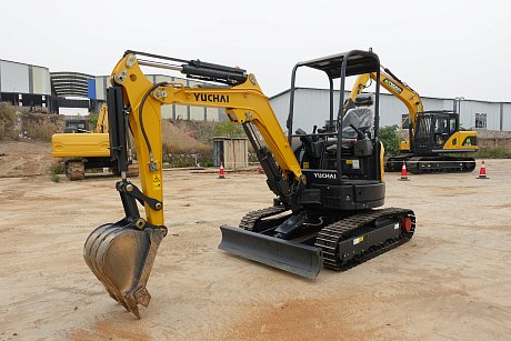 Миниэкскаватор Yuchai U27 c закрытой кабиной картинка