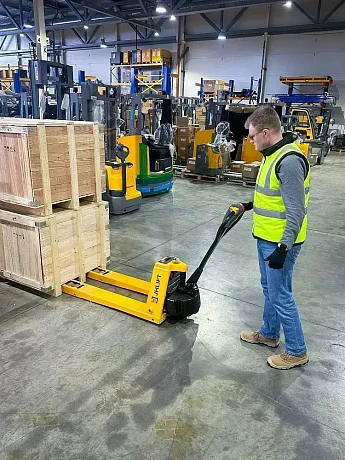 Тележка электрическая самоходная JHLIFT EPT 15H WB, 1500 кг, 1150 x 550 мм, с колесом баланса, Li-Ion с батареей 48V, 15 Ah картинка