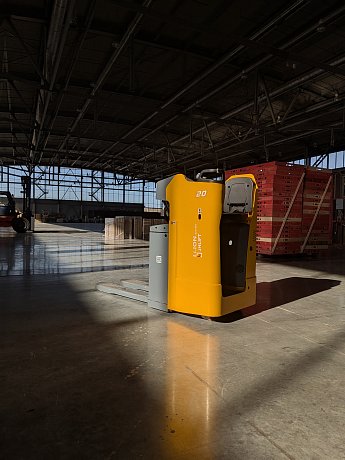 Тележка электрическая самоходная JHLIFT CBD 20X-A, 2000 кг, 1150 x 540 мм, с сиденьем оператора картинка