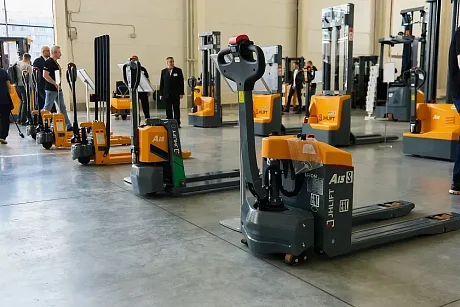 Тележка электрическая самоходная JHLIFT CBD 15 с колесами баланса, 1500 кг, 1150 x 560 мм, Li-Ion с батареей 40 Ah картинка