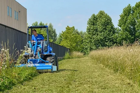 Шарнирно-сочлененный мини-погрузчик MULTIONE 11.5 Y с ковшом картинка