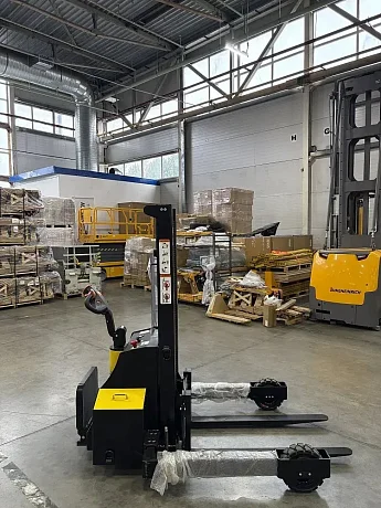 Штабелер для бездорожья электрический самоходный JHLIFT JHL15H-H, 2000 мм, свинцово-кислотная картинка