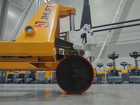 Гидравлическая тележка (рохля) JHLIFT BF25-H, 2500 кг, 1150х550 мм, усилен., с резиновыми колесами картинка