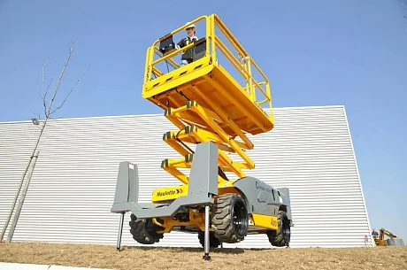Самоходный ножничный дизельный подъемник Haulotte Compact 12 DX картинка