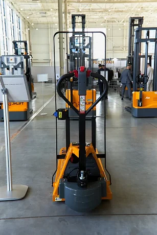 Тележка электрическая самоходная JHLIFT EPT 15H с защитной решеткой груза, 1500 кг, 1150 x 550 мм, Li-Ion с батареей 48V, 15 Ah картинка
