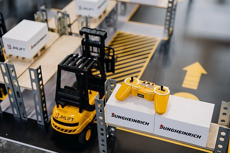 Радиоуправляемый погрузчик JHLIFT картинка