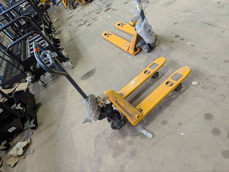 Низкопрофильная гидравлическая тележка (рохля) Jungheinrich AM 15L C-BN, 1500 кг, 950х520 мм, с резиновыми колесами картинка