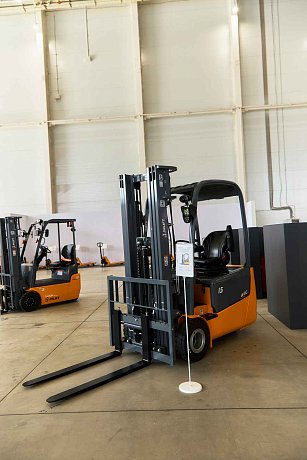 Электрический погрузчик JHLIFT CPDS 15AH, 2500-6500 мм, трехопорный, АКБ свинцово-кислотная картинка