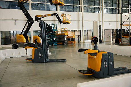 Тележка электрическая самоходная JHLIFT CBD 20X-S, 2000 кг, 1150 x 540 мм, с местом оператора, интегрированная Li-Ion  батарея картинка