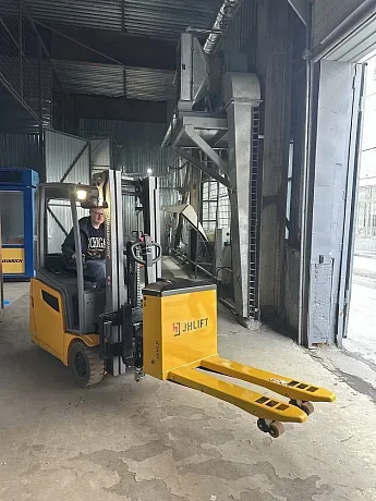 Тележка электрическая самоходная JHLIFT RPT30-HD для бездорожья, 3000 кг, 1150 х 550, АКБ 48В 52Ач свинцово-кислотная картинка