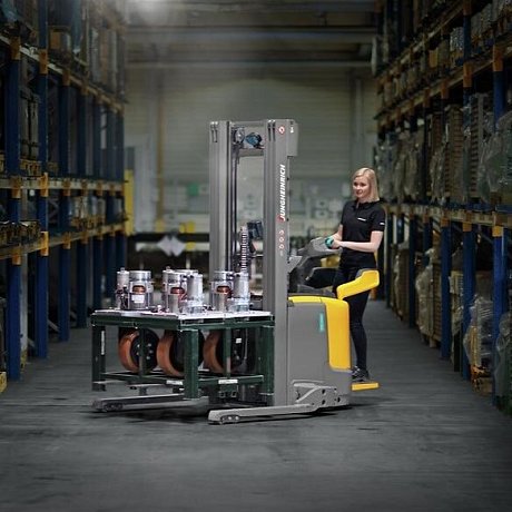 Штабелер электрический самоходный Jungheinrich ERC 216b DZ, 4200 мм с откидной площадкой оператора картинка