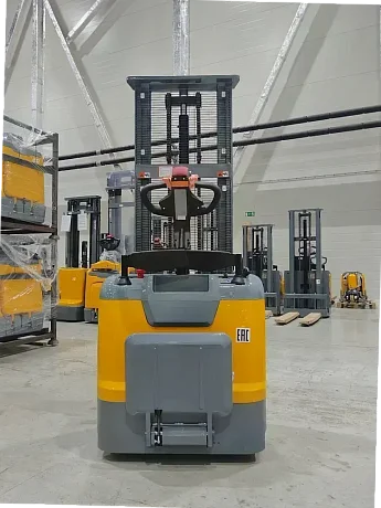 Штабелер электрический самоходный JHLIFT CDD 15 WHL с платформой оператора, 3000 мм, Li-Ion батарея картинка