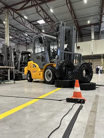 Четырехопорный электрический погрузчик JHLIFT CPD 15-38 ХE, 2500-7000 мм, с интегрированной Li-Ion батареей   картинка