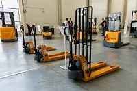 Тележка электрическая самоходная JHLIFT EPT 20H с защитной решеткой груза, 2000 кг, 1150 x 550 мм, Li-Ion с батареей 48V, 15 Ah