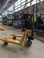  Низкопрофильная гидравлическая тележка (рохля) Jungheinrich AM 15L C-BN, 1500 кг, 795х520 мм, с резиновыми колесами
