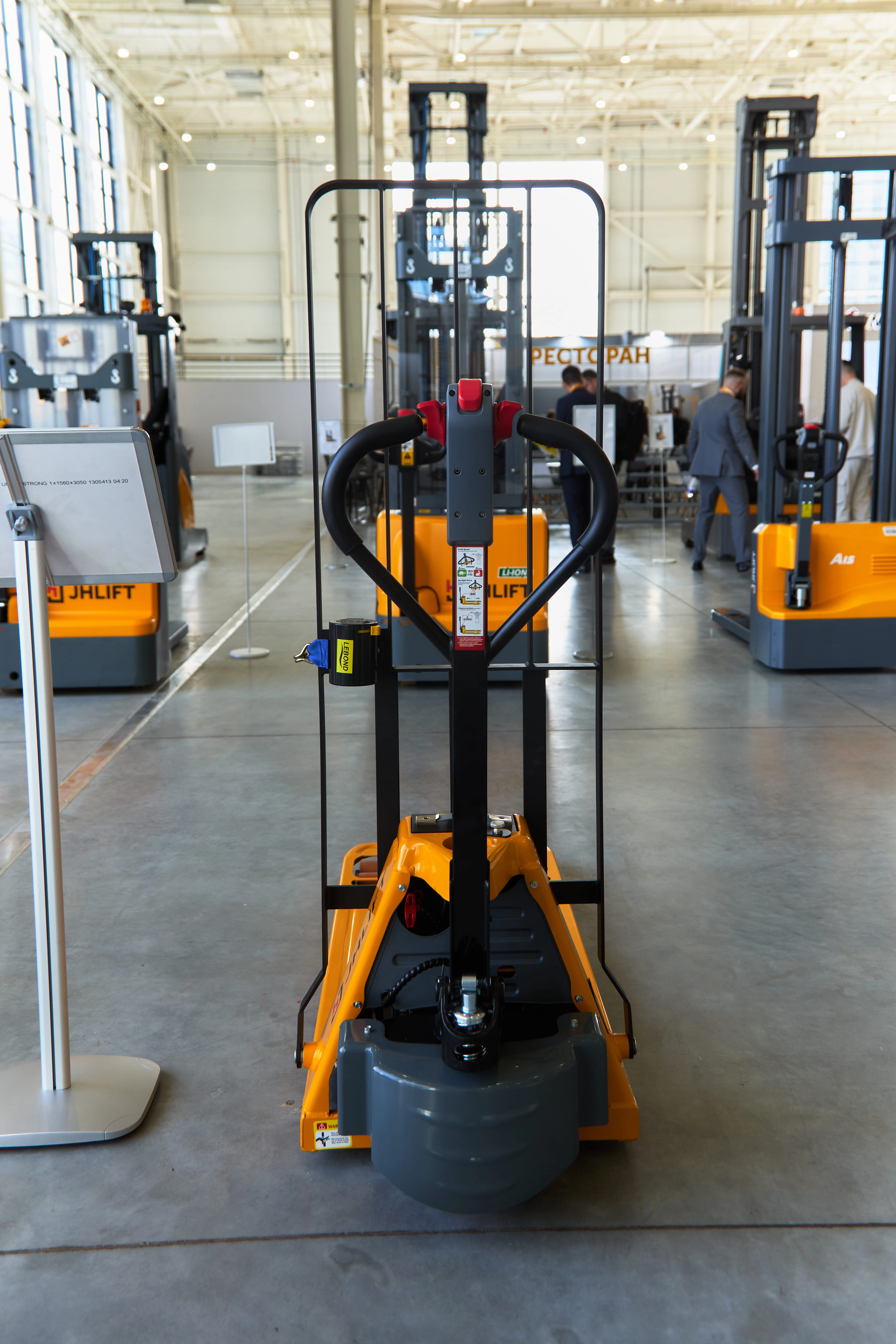 Тележка электрическая самоходная JHLIFT EPT 15H с защитной решеткой груза, 1500 кг, 1150 x 550 мм, Li-Ion с батареей 48V, 15 Ah