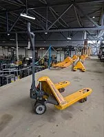  Низкопрофильная гидравлическая тележка (рохля) Jungheinrich AM 15L C-BN, 1500 кг, 795х520 мм, с резиновыми колесами