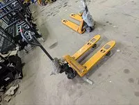 Низкопрофильная гидравлическая тележка (рохля) Jungheinrich AM 15L C-BN, 1500 кг, 950х520 мм, с резиновыми колесами