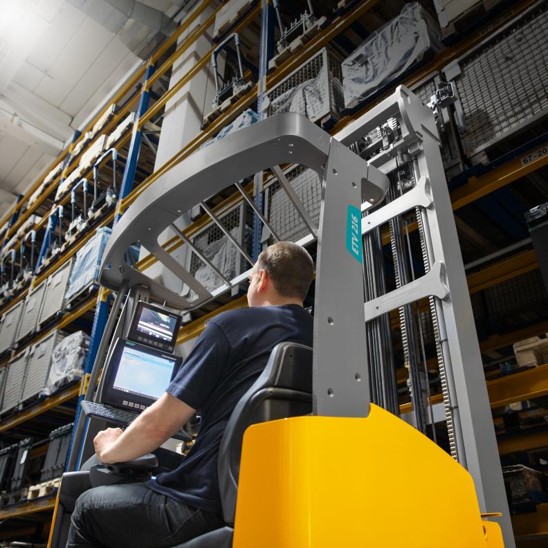 Ричтрак Jungheinrich ETV 320 DZ, 12020 мм с холодильным исполнением и видеокамерой