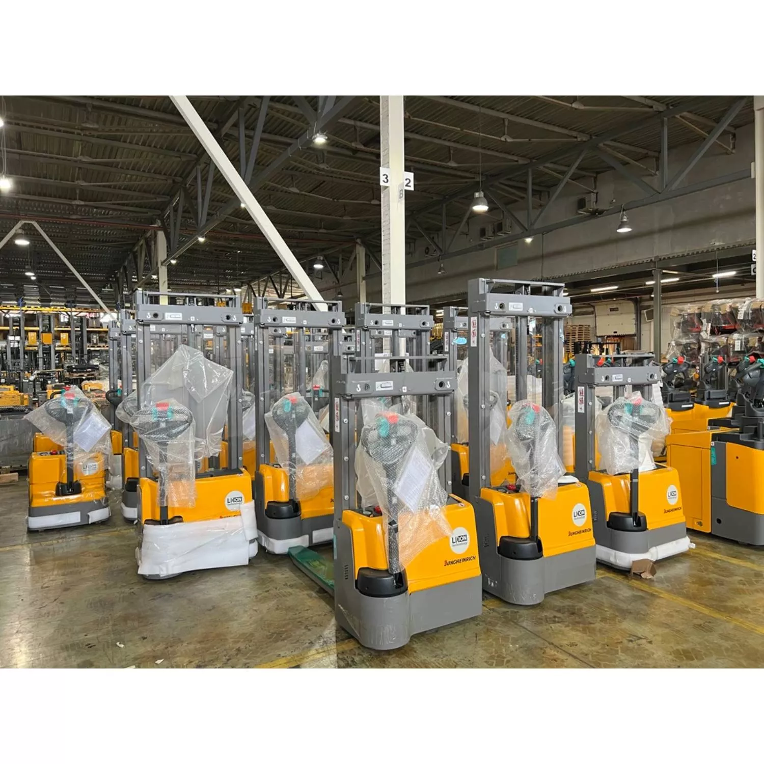 Штабелер электрический самоходный Jungheinrich EJC BA 110, h3 3300 мм, Li-Ion