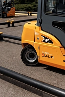 Четырехопорный электрический погрузчик JHLIFT CPD 15-38 ХE, 2500-7000 мм, с интегрированной Li-Ion батареей